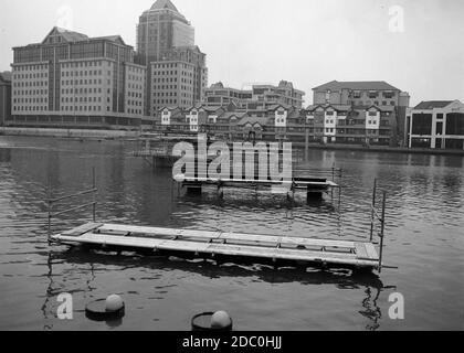 1996 Heron Quay Fußgängerbrücke, im Bau während der frühen Tage von Canary Wharf, Docklands, East End of London, Großbritannien Stockfoto