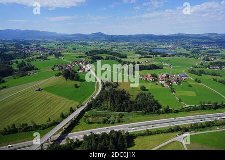Luftaufnahme der Landschaft mit Dörfern, Straßen und Autobahnen bei Kempten im AllgÃ¤U Stockfoto