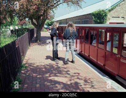 Miniatur-Dampfeisenbahn im Markeaton Park, Derby, East Midlands, England, Großbritannien Stockfoto