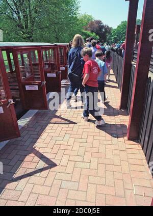 Miniatur-Dampfeisenbahn im Markeaton Park, Derby, East Midlands, England, Großbritannien Stockfoto