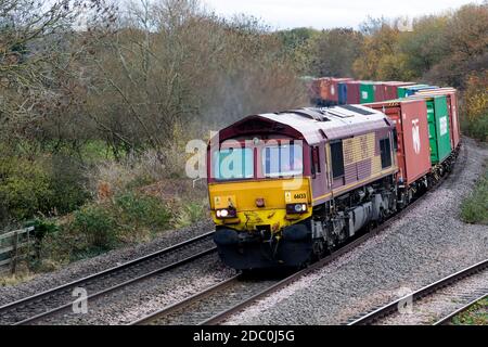 EWS-Baureihe 66 Diesellokomotive Nr. 66133 mit freightliner-Zug, Warwickshire, UK Stockfoto