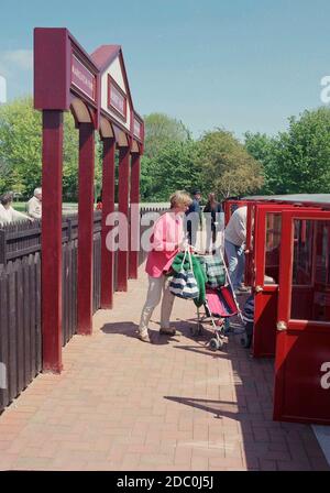 Miniatur-Dampfeisenbahn im Markeaton Park, Derby, East Midlands, England, Großbritannien Stockfoto