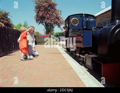 Miniatur-Dampfeisenbahn im Markeaton Park, Derby, East Midlands, England, Großbritannien Stockfoto