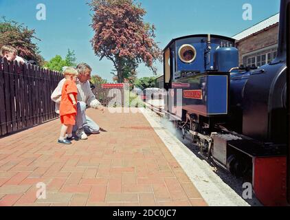 Miniatur-Dampfeisenbahn im Markeaton Park, Derby, East Midlands, England, Großbritannien Stockfoto