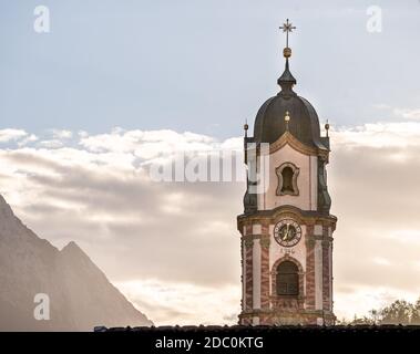 Blick auf den Turm der katholischen Kirche st. peter und paul in mittenwald, bayern, deutschland Stockfoto