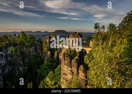 Blick auf die Bastion Brücke bei Sonnenaufgang in der Sächsischen Schweiz, Deutschland Stockfoto