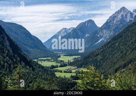 Blick auf die wettersteinberge und das leutaschtal von einem nahegelegenen Berg im Sommer, bayern, deutschland Stockfoto