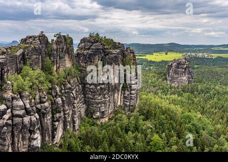 Panoramablick auf schrammstein Felsen in der Sächsischen Schweiz, Deutschland Stockfoto