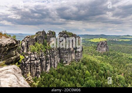 Panoramablick auf schrammstein Felsen in der Sächsischen Schweiz, Deutschland Stockfoto