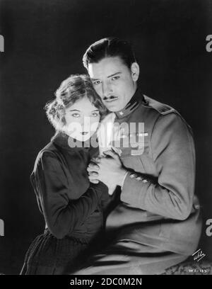 LILLIAN GISH UND RONALD COLMAN IN DER WEISSEN SCHWESTER 1923 regisseur HENRY KING Roman Francis Marion Crawford Portrait von JAMES ABBE Inspiration Pictures / Metro Pictures Corporation Stockfoto