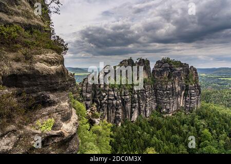 Panoramablick auf schrammstein Felsen in der Sächsischen Schweiz, Deutschland Stockfoto