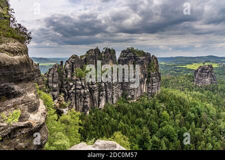 Panoramablick auf schrammstein Felsen in der Sächsischen Schweiz, Deutschland Stockfoto