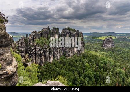 Panoramablick auf schrammstein Felsen in der Sächsischen Schweiz, Deutschland Stockfoto