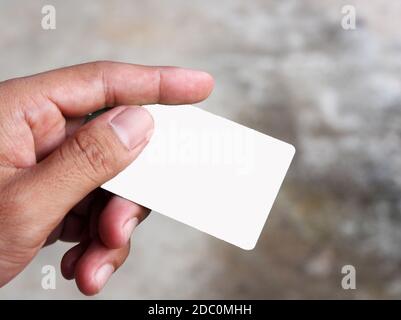 Männliche Hand mit weißer leerer Karte Nahaufnahme Stockfoto