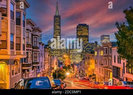 Blick in die Dämmerung auf die Skyline der Innenstadt von North Beach District, San Francisco, Kalifornien, USA