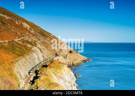 Zug Verlassen eines Tunnels. Blick von der Klippe entfernt Bray Greystones mit wunderschönen Küste, Felsen und Meer, Irland Stockfoto