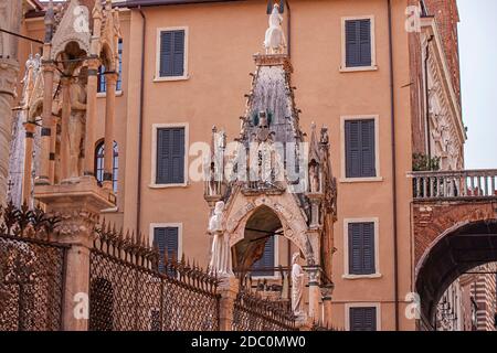 Detail des Grabes von Arche Scaligere im Stadtzentrum von Verona Stockfoto