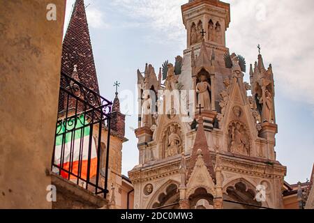 Detail des Grabes von Arche Scaligere im Stadtzentrum von Verona Stockfoto