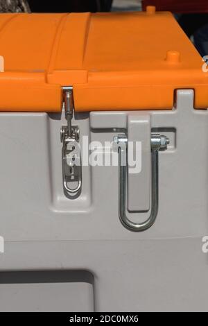 Metallscharnier bei Big Cooler Box Safety Stockfoto