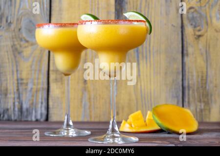 Gläser gefrorener Mango Margarita Cocktails garniert mit Paprikapulver Felge Stockfoto