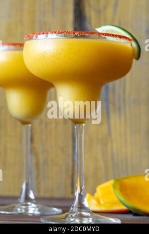 Gläser gefrorener Mango Margarita Cocktails garniert mit Paprikapulver Felge Stockfoto