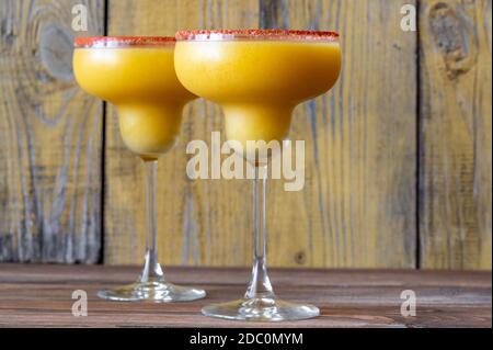 Gläser gefrorener Mango Margarita Cocktails garniert mit Paprikapulver Felge Stockfoto