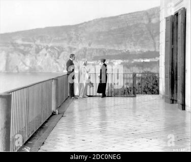 Regisseur HENRY KING LILLIAN GISH und F. MARION CRAWFORDS SCHWESTER in der Villa des verstorbenen Autors in Sorrento Italien, wo die Geschichte geschrieben wurde - Drehort Candid aufgenommen während der Dreharbeiten DER WEISSEN SCHWESTER 1923 Regisseur HENRY KING Roman Francis Marion Crawford Foto von JAMES ABBE Inspiration Pictures / Metro Pictures Corporation Stockfoto