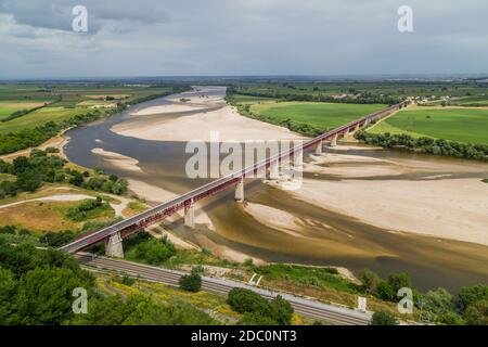 Santarem, Portugal. Ponte Dom Luis I Brücke, Tejo Fluss und Leziria Felder die fruchtbare Schwemmebene von Ribatejo. Vom Aussichtspunkt Portas do Sol aus gesehen Stockfoto