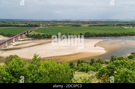 Santarem, Portugal. Ponte Dom Luis I Brücke, Tejo Fluss und Leziria Felder die fruchtbare Schwemmebene von Ribatejo. Vom Aussichtspunkt Portas do Sol aus gesehen Stockfoto