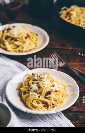 Homamade klassische Carbonara Pasta auf weißem Teller Stockfoto