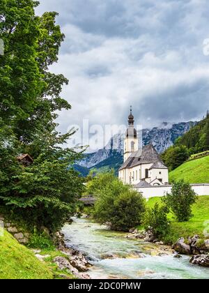 Pfarrkirche St. San Sebastian in Ramsau in den Berchtesgadener Alpen, Deutschland. Stockfoto