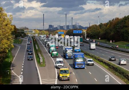 Bottrop, Ruhrgebiet, Nordrhein-Westfalen, Deutschland - viele Lkw fahren auf der Autobahn A2, im Hintergrund das Kohlekraftwerk Uniper Gelsenkirchen Stockfoto