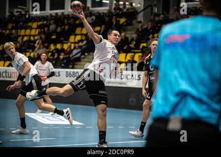 Silkeborg, Dänemark. November 2020. Mathias Hedegaard (13) von Fredericia Handball gesehen im Danish Men's Handball League Spiel zwischen Bjerringbro-Silkeborg und Fredericia Handball in der JYSK Arena in Silkeborg. (Foto Kredit: Gonzales Foto/Alamy Live News Stockfoto