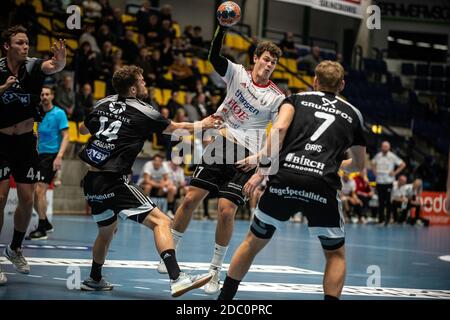 Silkeborg, Dänemark. November 2020. Kristian Stoklund (17) von Fredericia Handball im Danish Men's Handball League Spiel zwischen Bjerringbro-Silkeborg und Fredericia Handball in der JYSK Arena in Silkeborg. (Foto Kredit: Gonzales Foto/Alamy Live News Stockfoto