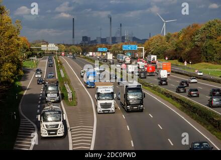 Bottrop, Ruhrgebiet, Nordrhein-Westfalen, Deutschland - viele Lkw fahren auf der Autobahn A2, im Hintergrund das Kohlekraftwerk Uniper Gelsenkirchen Stockfoto