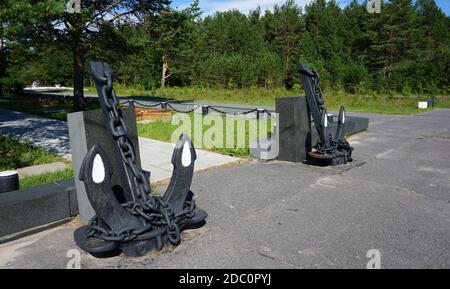Schwarze Anker am Kriegsdenkmal nahe dem Weißen Meer Stockfoto
