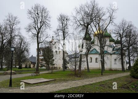 Kloster des Heiligen Euthymius in Susdal, Russland. Verklärung Kathedrale und Glockenturm. Stockfoto