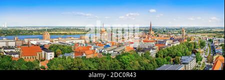 Panoramablick auf die Innenstadt von rostock, deutschland