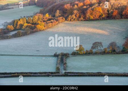 Früher frostiger Herbstmorgen bei Sonnenaufgang mit Blick über das Hambleden Tal in den chilterns. Fingerest, Buckinghamshire, England Stockfoto