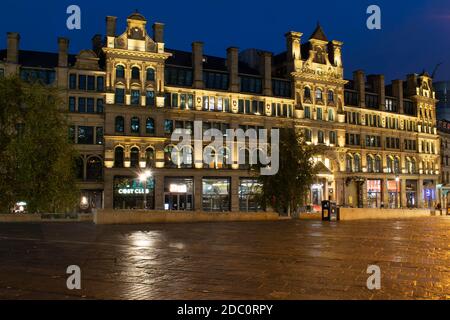 Corn Exchange Gebäude in Twilight, Exchange Square, Manchester, Großbritannien. Leere Straßen während der November-Sperre. Stockfoto