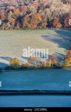 Früher frostiger Herbstmorgen bei Sonnenaufgang mit Blick über das Hambleden Tal in den chilterns. Fingerest, Buckinghamshire, England Stockfoto