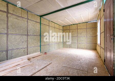 Das Innere eines im Bau befindlichen Vorstadtraumes, von innen mit weicher Wärmedämmung isoliert Stockfoto