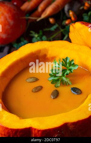 Leckere Kürbissuppe mit Baguette im Herbst Stockfoto