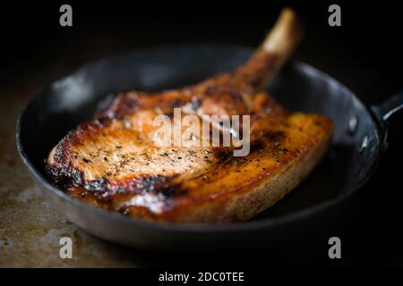 Nahaufnahme von riesigen rustikalen Pfanne gebratenen Schweinekotelett Stockfoto