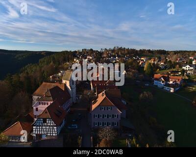 Bad Teinach-Zavelstein, Deutschland - 11/14/2020: Schöner Panoramablick über das kleine Dorf Zavelstein im Norden des Schwarzwaldes. Stockfoto