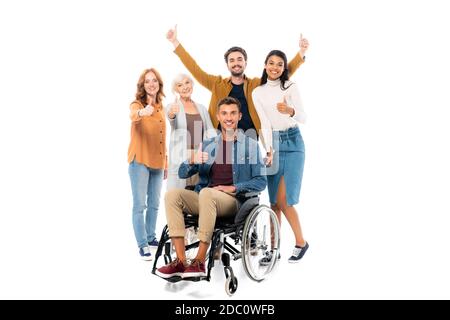 Lächelnde multiethnische Menschen zeigen sich wie ein Mann in der Nähe im Rollstuhl Weißer Hintergrund Stockfoto