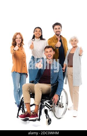 Mann im Rollstuhl zeigt sich wie in der Nähe lächelnde multiethnische Freunde auf Weißer Hintergrund Stockfoto