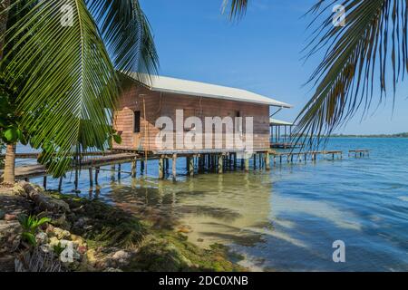 Karibik Häuser über dem Meer mit Holzterrasse auf Stelzen, Bocas del Toro, Panama Stockfoto