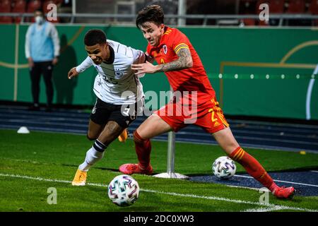 Braunschweig, Deutschland. November 2020. Fußball, U-21 Männer: Europameisterschaft Qualifikation, Deutschland - Wales, 1. Runde, Gruppe 9, 8. Spieltag im Eintracht Stadion. Ismail Jakobs (l) spielt gegen Wales Cameron Coxe. Quelle: Swen Pförtner/dpa/Alamy Live News Stockfoto