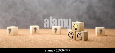 Cubes zeigt eine Brainstorming-Session auf konkretem Hintergrund - 3d Abbildung Stockfoto